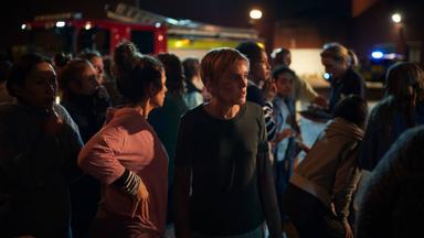 Poster episodio Too Close 1x3