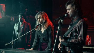 Poster episodio Todos quieren a Daisy Jones 1x2