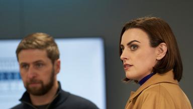 Poster episodio Hidden Assets 2x2