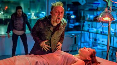 Poster episodio Van Helsing 1x1