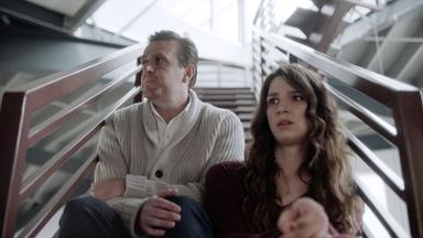 Poster episodio Mensajes desde otro lugar 1x9