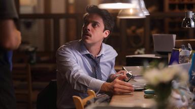 Poster episodio Cómo sobrevivir soltero 1x8